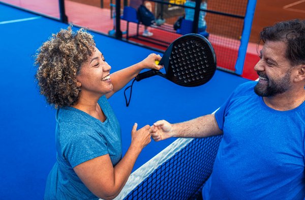 Découvrir le padel en suisse: conseils, compétitions et équipement