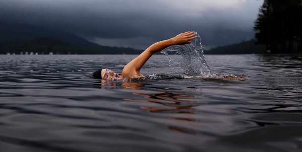 Quelles techniques de natation peuvent optimiser la vitesse des sauveteurs lors d'interventions en mer ?
